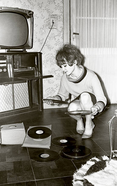 vintage foto einer jungen frau, blick auf vinyl-schallplatten - musik fotos stock-fotos und bilder