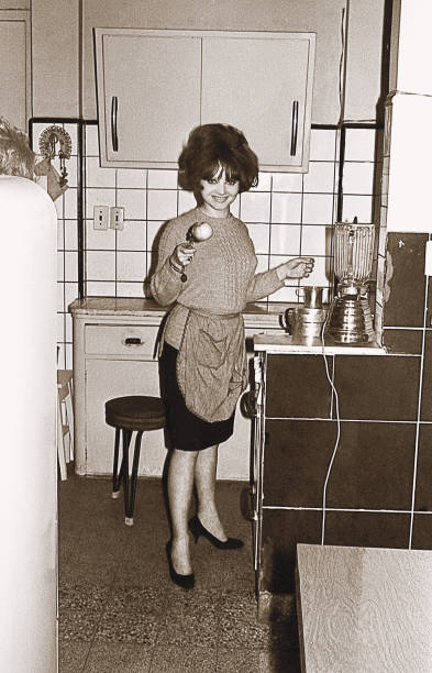 vintage foto von einer jungen frau in der küche - hausfrau fotos stock-fotos und bilder