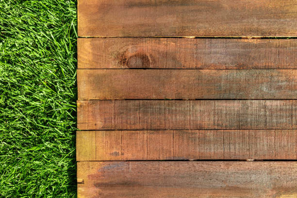 drewniana deska na zielonej trawie, szablon projektowy związany z piknikiem - stół piknikowy zdjęcia i obrazy z banku zdjęć
