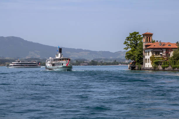 湖のクルーザースイス船 - brienz house switzerland european alps ストックフォトと画像