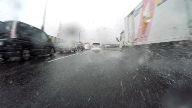 час пик трафик в дождь - road autumn highway rain стоковые фото и изображения