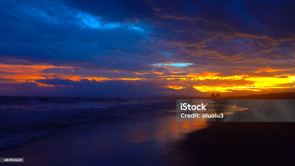 Auringonlasku rannalla - Rojaltivapaa avainsanalla Aallokko ja tyyppiä Kuvapankin valokuva