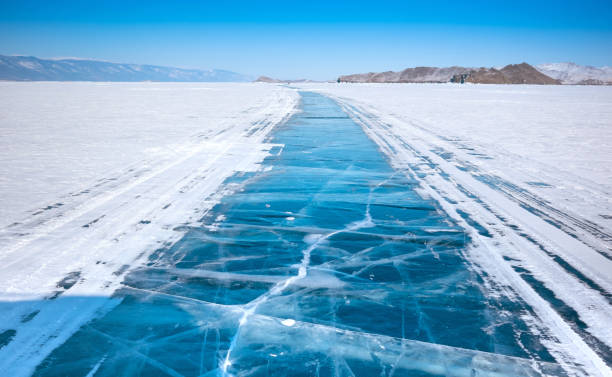 superficie ghiacciata del lago baikal - lake baikal lake landscape winter foto e immagini stock
