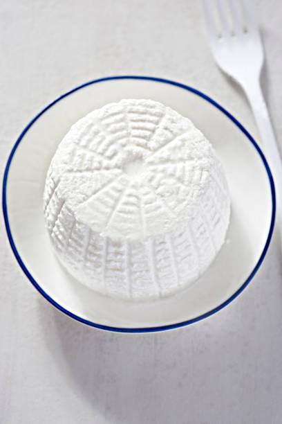 сыр рикотта на белой тарелке - ricotta cheese freshness white стоковые фото и изображения