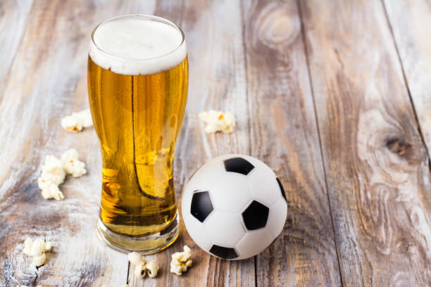 birra e snack su tavolo di legno - rugby ball sports league sport foto e immagini stock