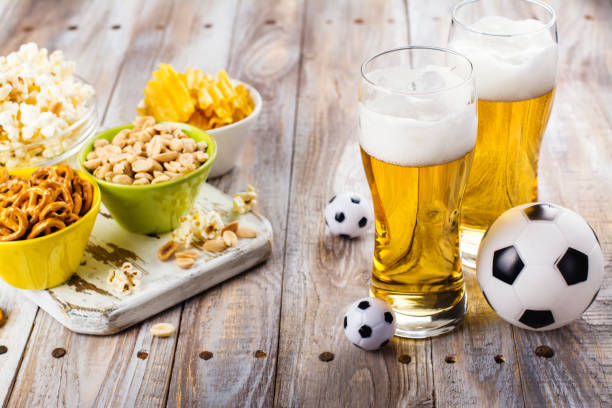 birra e snack su tavolo di legno - rugby ball sports league sport foto e immagini stock