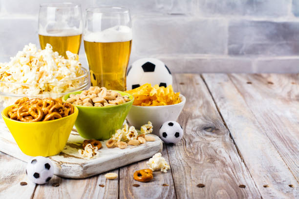 birra e snack su tavolo di legno - rugby ball sports league sport foto e immagini stock