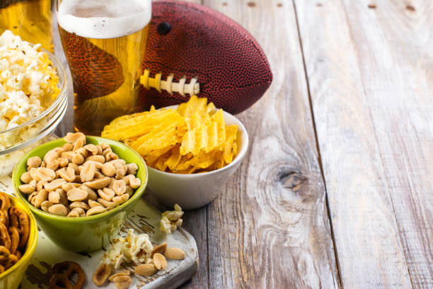 나무 테이블에 맥주, 간식 및 럭비 공 - american football football food snack 뉴스 사진 이미지