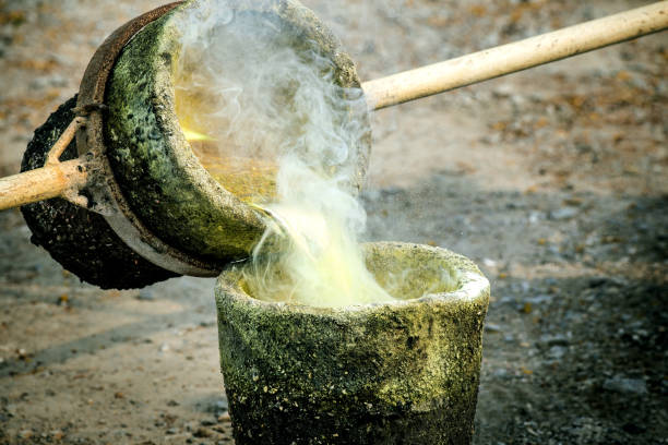 istock Thailand tradition Pour Burning Liquid Gold for Buddha Statue 682986158