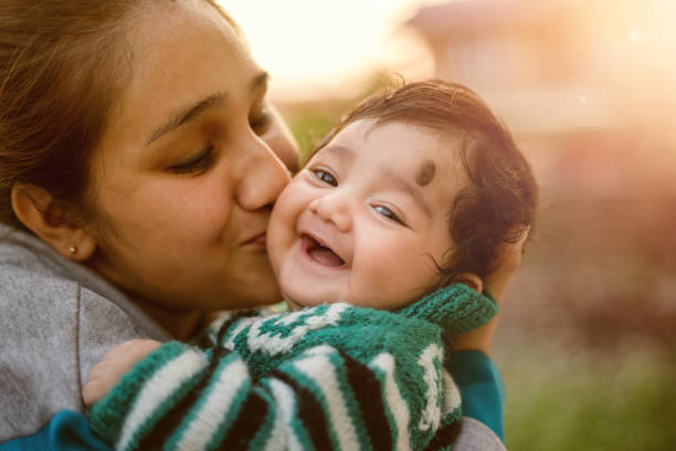 mãe e bebê menina - offspring family love india - fotografias e filmes do acervo