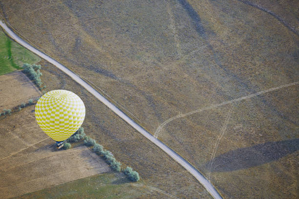 mongolfiera che vola sopra la terra - traditional festival adventure air air vehicle foto e immagini stock