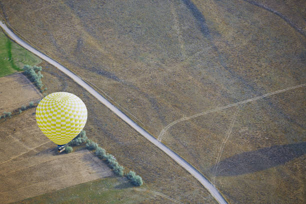 balão de ar, voando acima da terra - traditional festival adventure air air vehicle - fotografias e filmes do acervo