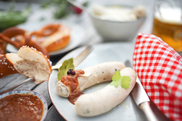 jardin attenant avec saucisse blanche - festessen photos et images de collection