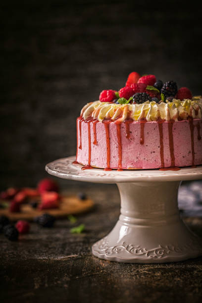 torta a strati di bacche con panna montata - torta alla crema foto e immagini stock