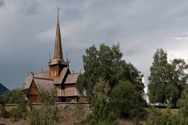 iglesia de madera de lom - lom church stavkirke norway fotografías e imágenes de stock