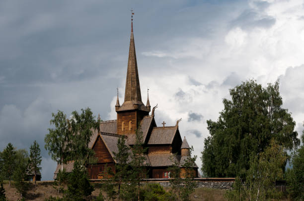 iglesia de madera de lom - lom church stavkirke norway fotografías e imágenes de stock