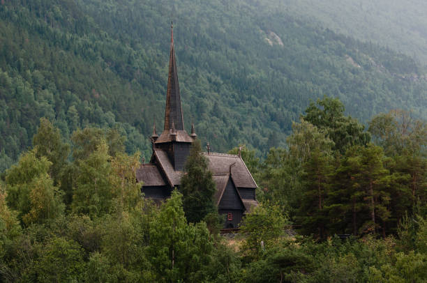 iglesia de madera de lom - lom church stavkirke norway fotografías e imágenes de stock