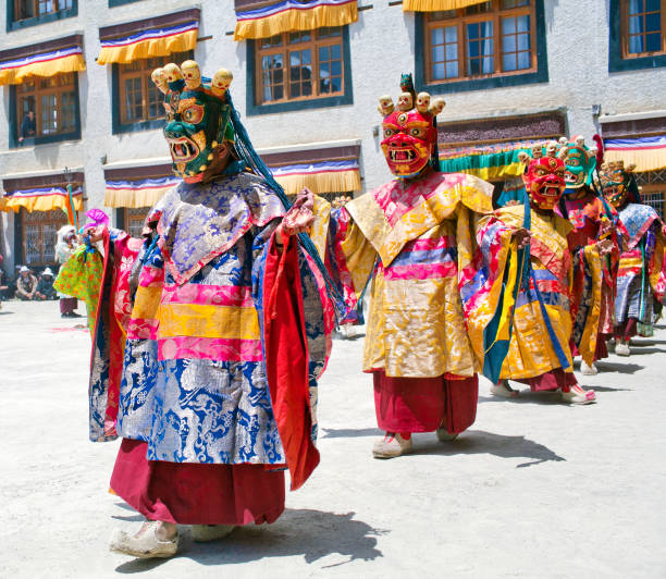 cham-tanz in lamayuru gompa in ladakh, indien norden - cham mask stock-fotos und bilder