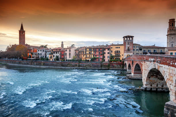 verona, stadtansicht - verona italy bridge ponte pietra italy stock-fotos und bilder