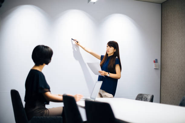 istock Japanese businesswomen in office 683061278