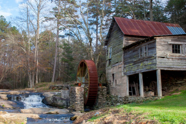 istock Old mill house located in north Georgia with running water 683073452