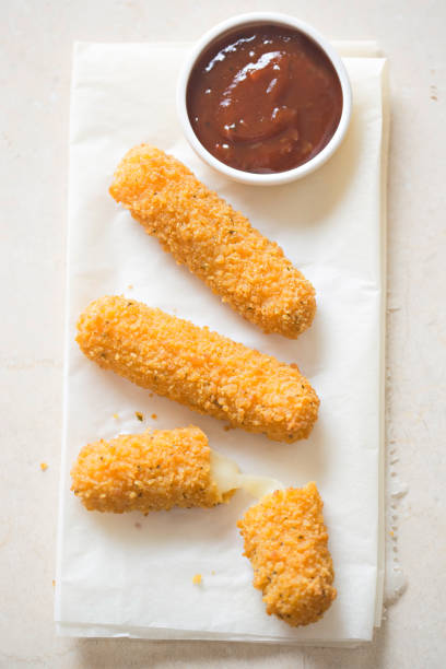 mozzarella fried sticks with tomato dip - mozzarella stick appetizer fried imagens e fotografias de stock