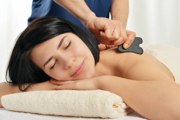 tratamiento de acupuntura de gua sha - spooning fotografías e imágenes de stock
