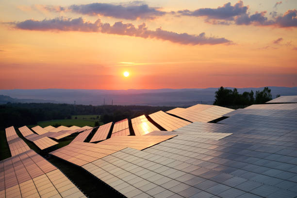 panneaux photovoltaïques de la centrale solaire au coucher du soleil - solar grid photos et images de collection