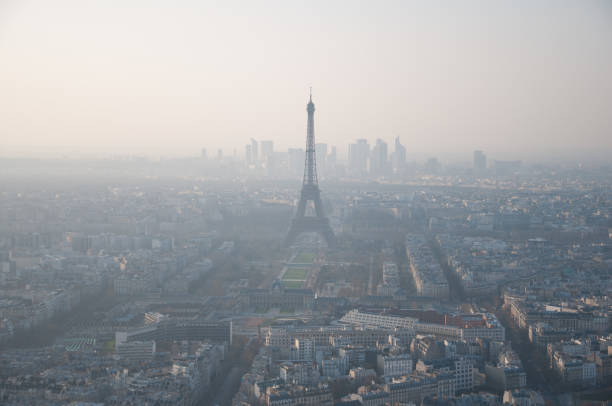 poluição atmosférica. torre de eiffel. paris. - paris france audio - fotografias e filmes do acervo