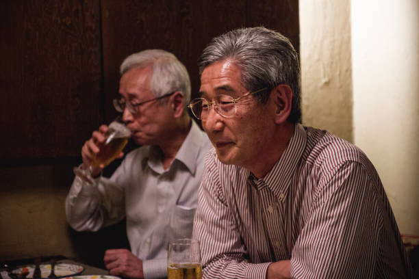 deux personnes âgées lors d’un dîner - japan serious family senior adult photos et images de collection
