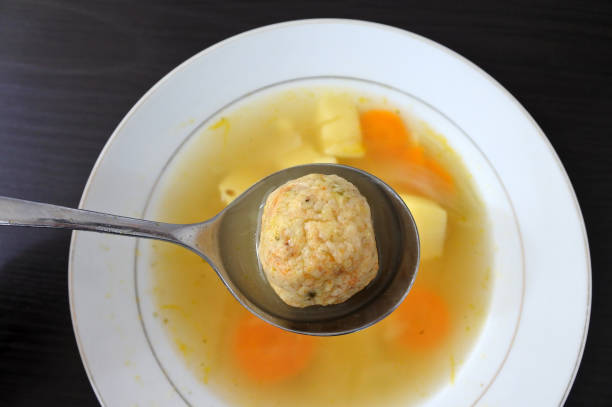 過越の祭りユダヤ人のスープ餃子 - matzo soup passover judaism ストックフォトと画像