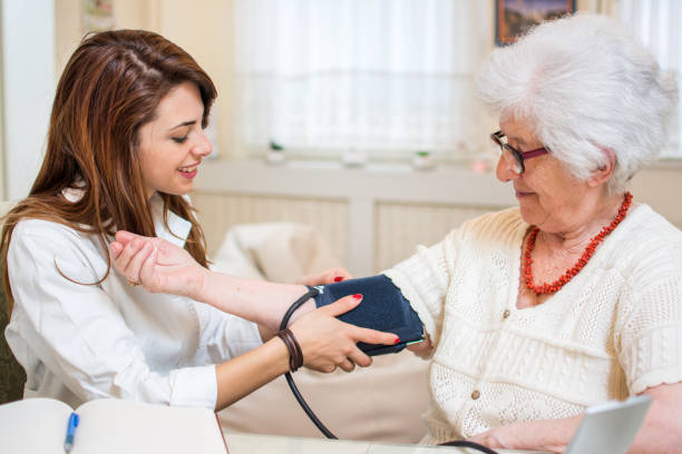 간호사 고위 여자 집에서 혈압 모니터링을 하 고. - nursing home nurse blood pressure gauge home caregiver 뉴스 사진 이미지