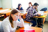 college-studenten-bei-einer-vorlesung.jpg?b=1&s=170x170&k=20&c=HSrU45OuxcLb6gHlFlfMe6sRlGGd0Fc6NsmwyfN46hs=