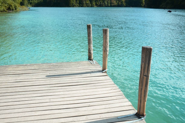 calme sur le quai du lac en croatie de cascades de plitvice - reflection tranquil scene photography blue photos et images de collection