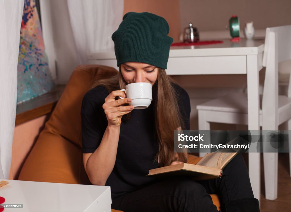 Frau mit Buch - Lizenzfrei Erwachsene Person Stock-Foto