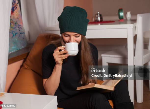 Frau Mit Buch Stockfoto und mehr Bilder von Erwachsene Person - Erwachsene Person, Europäischer Abstammung, Fotografie