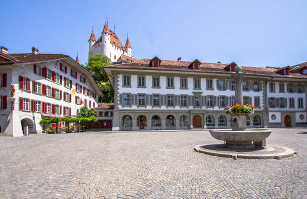vista nel centro storico di thun, in svizzera - thun cityscape famous place switzerland foto e immagini stock