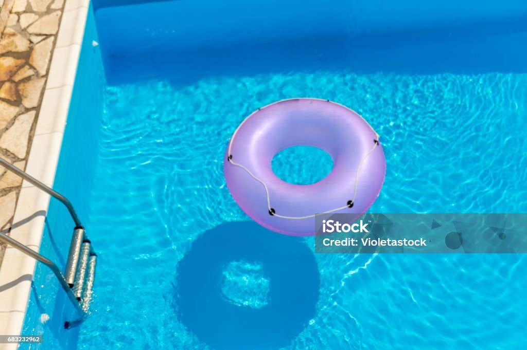 Rubber ring in the swimming pool - Royalty-free Piscina Foto de stock