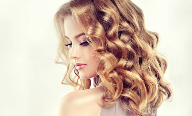 attraktive frau blond mit eleganter frisur. - lipstick russian ethnicity fashion model fashion stock-fotos und bilder