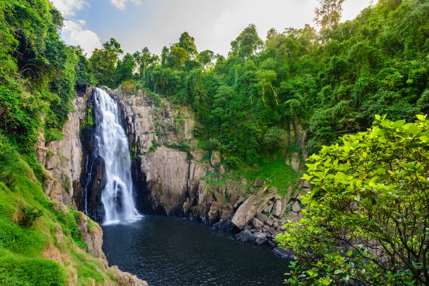 cachoeira de haew narok - tropical rainforest tropical climate waterfall landscape - fotografias e filmes do acervo