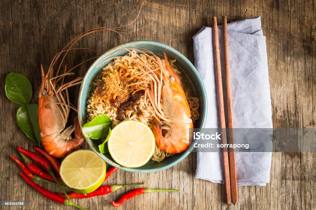 Instant Noodles with Shrimp on Old Wooden Table Top View,Thai food tom yam kung - Royalty-free Calor Foto de stock