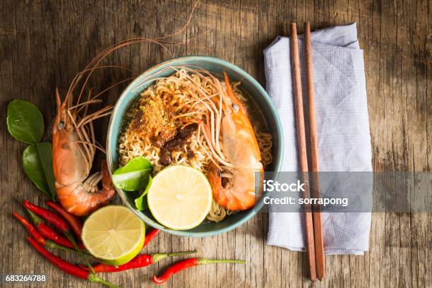 Instant Noodles With Shrimp On Old Wooden Table Top View Thai Food Tom Yam Kung - Fotografias de stock e mais imagens de Calor