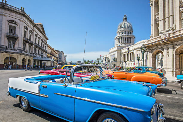 zabytkowe taksówki na ulicy w mieście w słoneczny dzień - cuba cuban culture car collectors car zdjęcia i obrazy z banku zdjęć