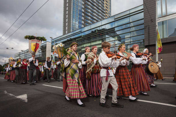 парад участников фестиваля - parade music music festival town стоковые фото и изображения