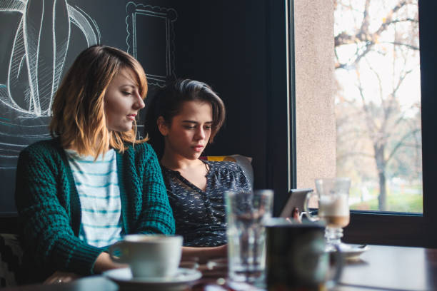 dwóch przyjaciół w kawiarni - coffee time restaurant zdjęcia i obrazy z banku zdjęć