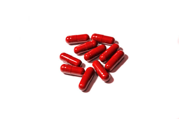 白い背景に分離された赤い丸薬 - red pills ストックフォトと画像