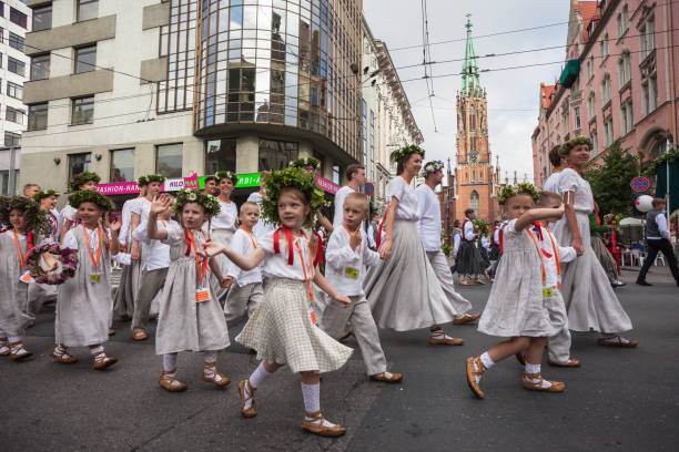 парад участников фестиваля - parade music music festival town стоковые фото и изображения