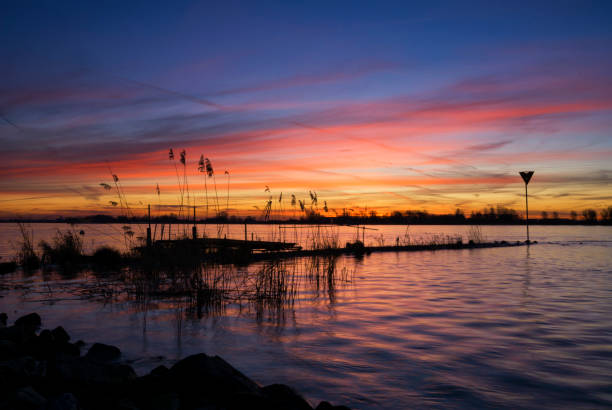 sunrise above the river merwede - alblasserwaard imagens e fotografias de stock