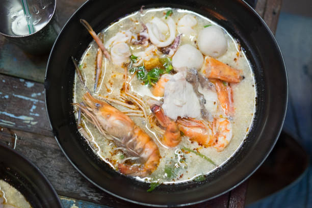 tom yam kong lub tom yum tom yam to pikantna, czysta zupa typowa w tajlandii - main course salmon meal course zdjęcia i obrazy z banku zdjęć