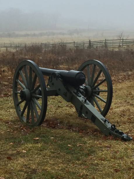 istock Single Gettysburg cannon amidst Autumn color 683297040